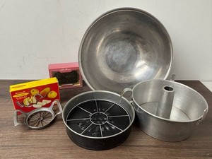 Mirro Bakeware, Westmark Divisorex & Quartz Clock Mixed Lot