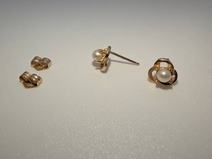 14K-Marked Yellow Gold Pearl Stud Earrings  Openwork Floral Design  0.9g