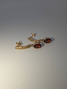 10K-Marked Yellow Gold Drop Earrings with Garnet and Diamond 0.7g