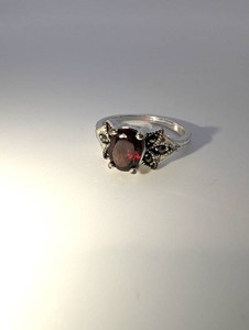 925 Sterling Silver Oval Garnet and Marcasite Ring With Leaf Accents  Size 8, 3.2 Grams