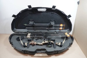 Bear Encounter RH Compound Bow with Case and Arrows