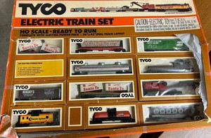 G - Vintage HO Scale Tyco Electric Train Set - Santa Fe & Chessie