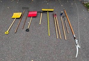 G - Garden Tools Mixed Lot - Shovels, Rakes & Pole Pruner