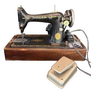 O - Vintage Portable Singer Electric Sewing Machine