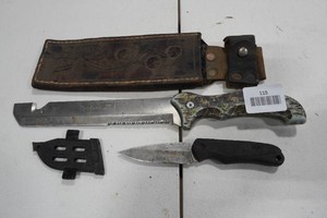 2 Hunting Knives - Buck, Camillus