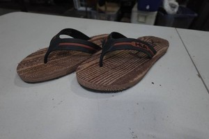 Huk Matrix Flip Flops - Size 8