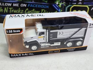 Max Metal Collection 150 Scale Truck with Pull Back and Openable Doors