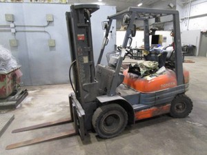 Toyota 4,400lb Forklift (needs battery)