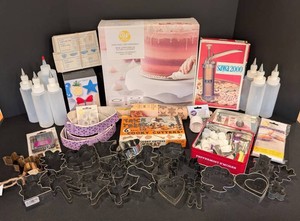 B - Cookie Cutters & Frosting Tools Mixed Lot