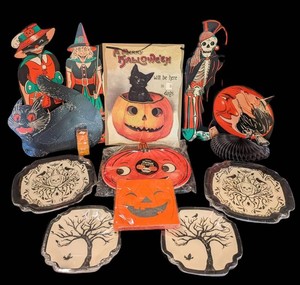 B - Halloween Paper Plates & Wall Decor Assortment