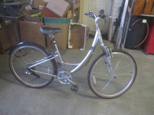 (FRNT) Specialized Crossroads Elite HybridComfort Bicycle Aluminum Step-Though Frame 24-Speed Front Fork Suspension Gel Seat - In Good Working Condition  Get On and Go