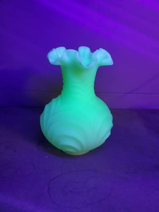 Gorgeous Fenton Custard Satib Vintage Drapery Uranium Ruffled Rim Vase