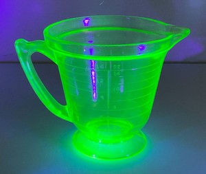 Vintage Uranium Glass 2 Cup Measuring Cup (Glows Under UV Light) 5