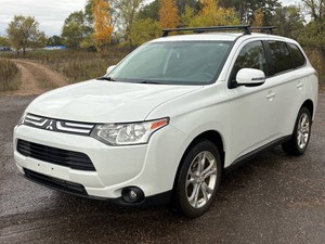 2014 Mitsubishi Outlander SE  All Wheel Drive  No Accidents  (NO RESERVE)