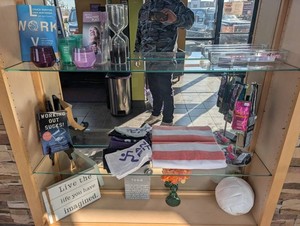 Mixed Lot Wellness Books, Decor, Towels & Retail Merchandise