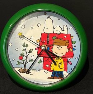 LLS - Peanuts Wall Clock - Snoopy & Charlie Brown Green Bezel