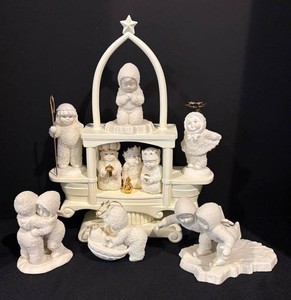 LLR - Department 56 Nativity Stand with Snowbabies Figurines