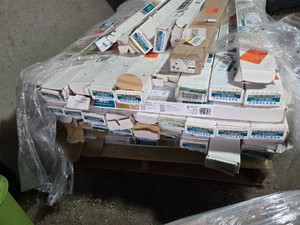 Pallet of NEW Hampton Bay Cordless Vinyl Blinds Assortment Various Sizes and Colors - Some may be missing hardware