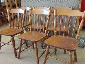 ROUND WOOD TABLE WITH 6 CHAIRS PLUS EXTRA LEAF