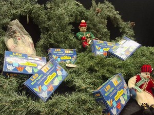6 UNDECORATED CHRISTMAS WREATHS 6 BOXES OF LED MINI LIGHTS FIGURINES