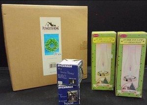 LIGHT UP CHRISTMAS WREATH, 2 BOXED HURRICANE LAMPS, 2 BOXES OF LITTLE LITES