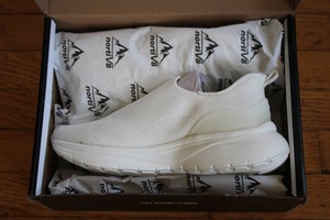 Size 8.5 white womens slip on shoe nortiV8 brand