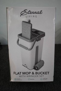 Flat mop and bucket with wringer set