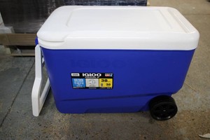 IGLOO Wheelie cool 38qt cooler with handle and wheels