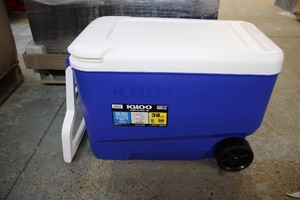 IGLOO Wheelie cool 38qt cooler with handle and wheels