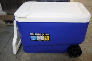 IGLOO Wheelie cool 38qt cooler with handle and wheels