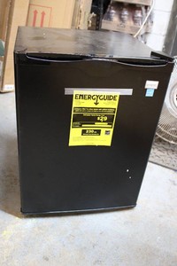 avanti mini fridge  tested turns on and cools
