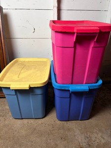 3 Plastic Storage Bins With Lids