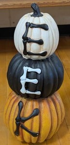 EEK Ceramic IndoorOutdoor Stacked Pumpkin Decor