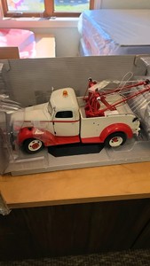 Fairfield Mint 1941 Ford Wrecker Model Truck - Red & White