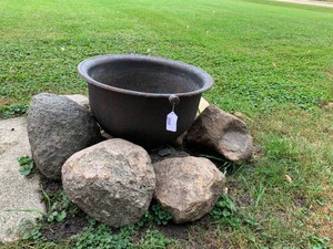 Cast iron kettle, 24dia., has crack