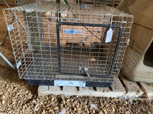 Metal pet carrierkennel and Bauxr Dogloo