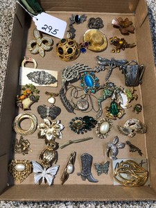 Assortment of vintage and other jewelry brooches