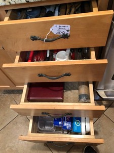 Kitchen utensils, Wusthof steak knives, charger plates, plastic containers with lids all in 4 drawers