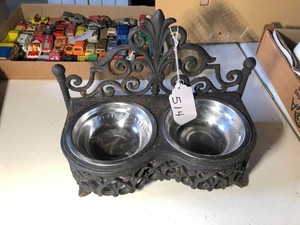 Cast iron pet dish stand