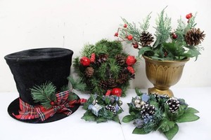 5-Piece Christmas Decor Mixed Lot - Top Hat, Wreath & Arrangements