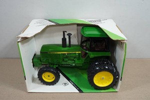 Ertl John Deere MFWD Row-Crop Tractor 1/16 Replica