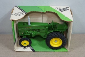 Ertl John Deere Model M Tractor 116 Scale Replica