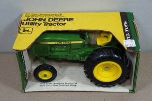 Ertl John Deere Utility Tractor 116 Scale Replica