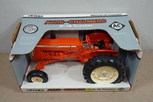 Ertl Allis-Chalmers D-19 Tractor 116 Scale Replica