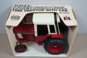 Ertl International 1586 Tractor with Cab 116 Scale Replica