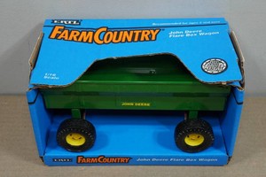 Ertl John Deere Flare Box Wagon 116 Scale Replica