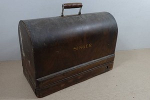 Antique Singer Sewing Machine in Case - NO Keys