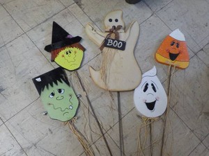 5 Wood and Metal Halloween Stakes