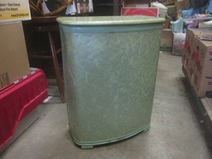 (BR1) Vintage Pearl-Wick Clothes Hamper