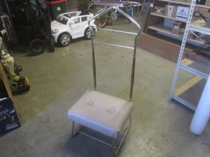 (RMC) Vintage Pearl-Wick Gentemans Butler Valet Suit Stand  Butlers Chair